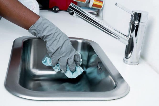 Putzen mit System bedeutet auch die Hände wirksam zu schützen