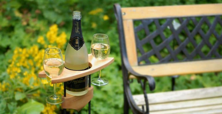 Möbel aus Holz mit Öl behandeln: Hier ein Sekt-Tisch aus Buchenholz