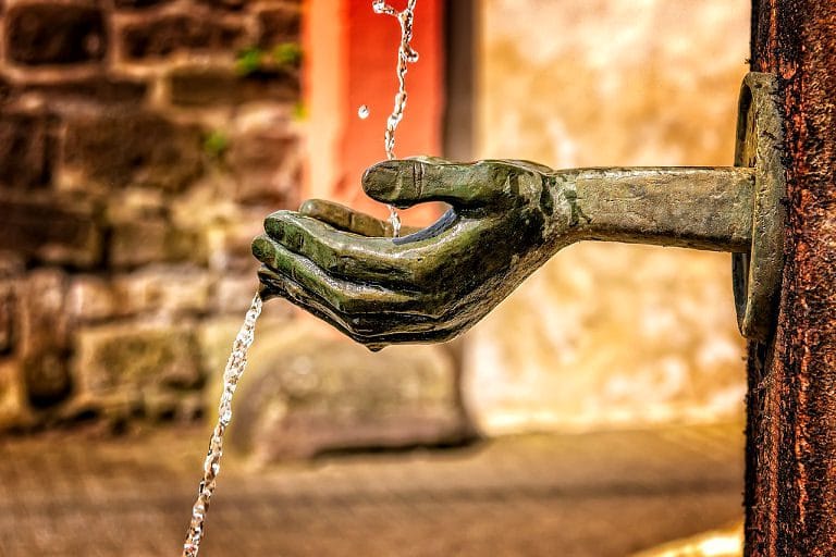 Mit diesem Wasserstrahl lässt nichts schneiden, dafür aber waschen oder trinken.