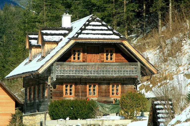 Ein schon älteres Haus - ganz aus Holz.