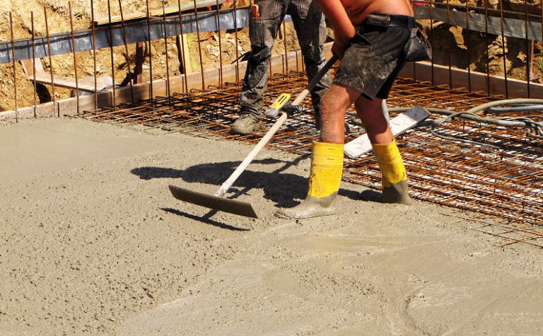 Ein Fundament richtig zu gießen ist schon ein wenig Knochenarbeit.