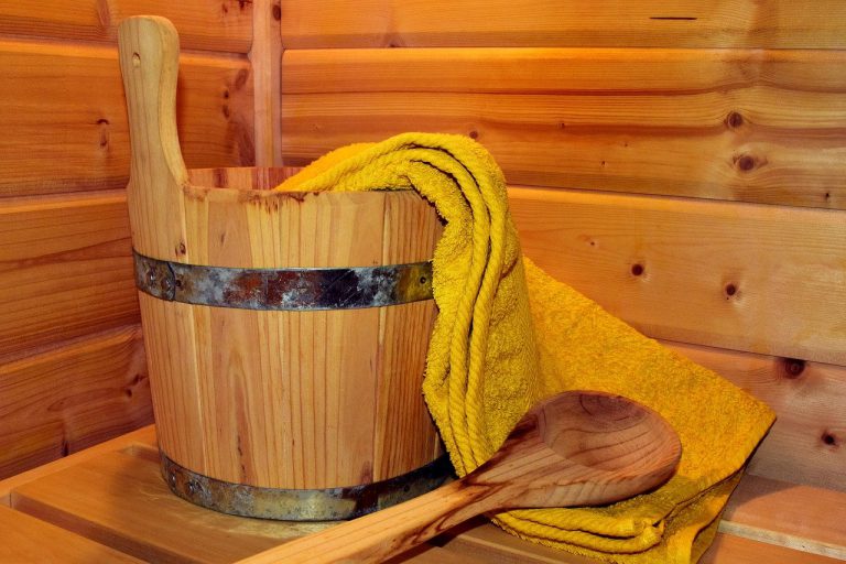 Sauna Schwitzstube - mit Eimer und Handtuch