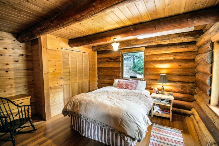 So ein Schlafzimmer ganz aus Holz - beeinflusst die Nachtruhe vermutlich schon auf angenehme Weise.