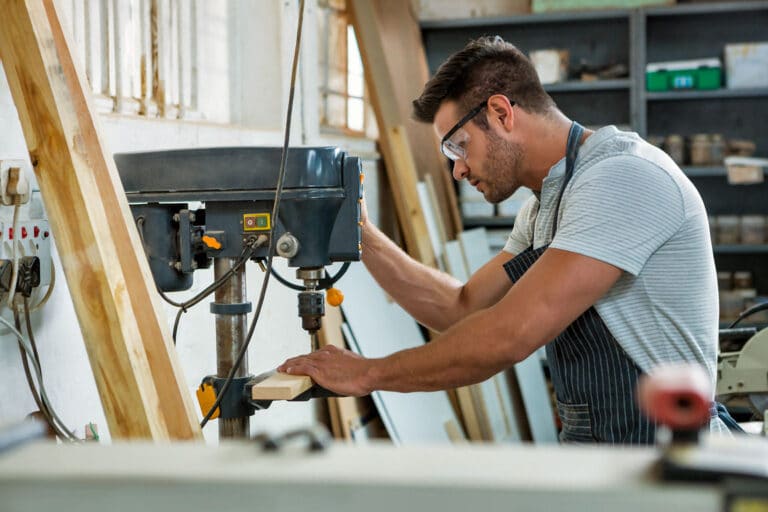 Viele Materialien, die mit der Handbohrmaschine schwer zu bohren sind, lassen sich durch die höheren Motorleistungen und Drehzahlen der Tischbohrmaschine butterweich durchbohren.