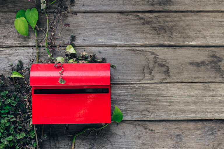 Der Briefkasten - direkt an der Hauswand