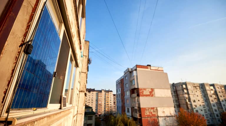 Mini Solaranlagen für den Balkon lassen sich leicht installieren und müssen in der Regel auch nicht genehmigt werden.