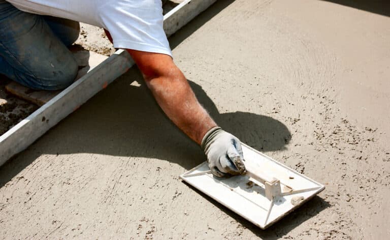 Das Imprägnieren von Beton empfiehlt sich für Draußen.