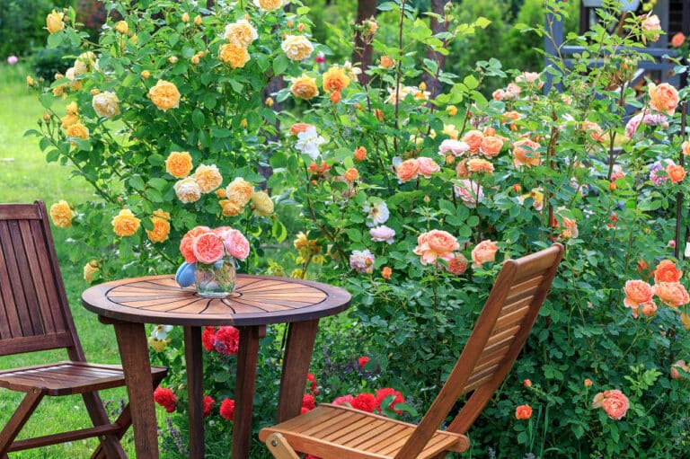 Um eine romantische Sitzecke im Garten zu gestalten, hilft schon der eine oder andere Tipp.