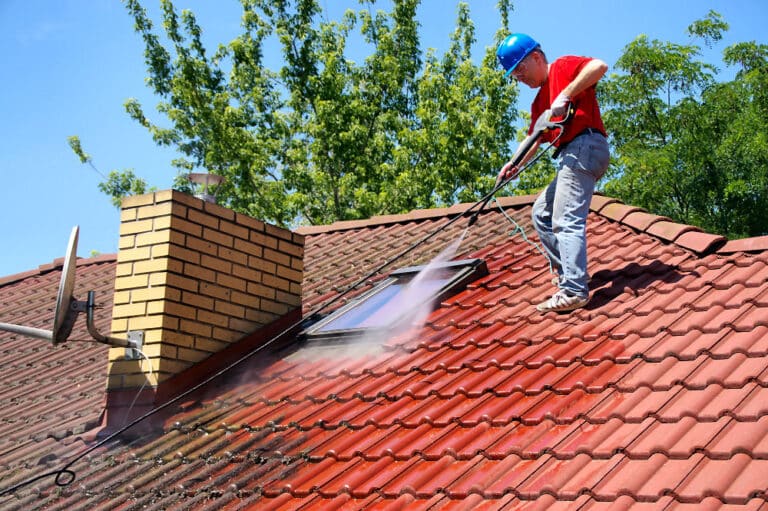 Nachhaltige Dachpflege bedeutet nicht nur, gelegentlich mal den Besen zu schwingen. Es geht um kluge, langfristige Entscheidungen, die dazu beitragen, die Lebensdauer Ihres Daches zu verlängern.