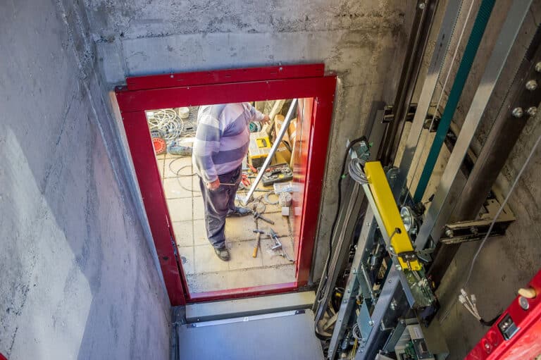 Wenn man sich zu Hause einen Aufzug einbauen lassen will, braucht man noch vor dem Baubeginn in der Regel einen Architekten und zudem einen Prüfstatiker.