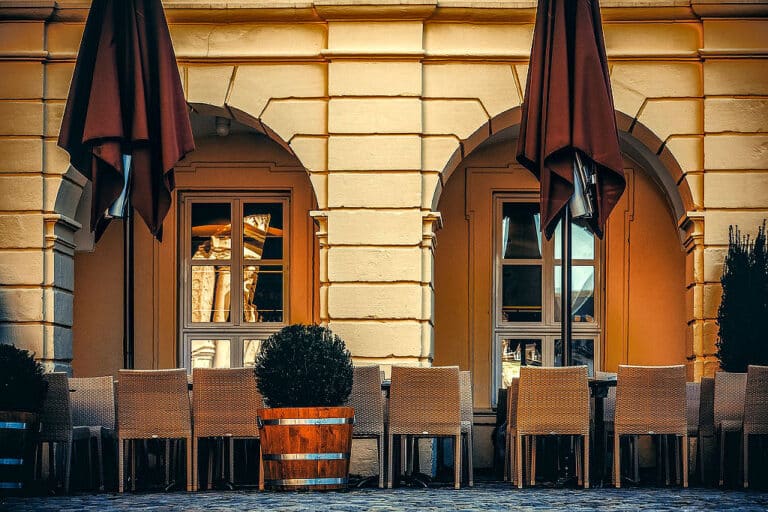 Einige Sonnenschirm Typen sind eher für den Einsatz in Restaurants oder Cafés gedacht, während andere besser für den Einsatz in privaten Gärten oder am Strand geeignet sind.