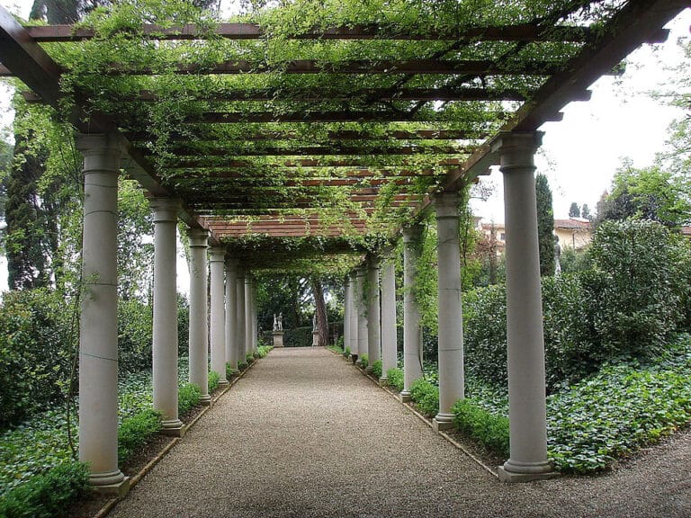 Traditionell, schon im alten Rom, verwendet man eine Pergola als Schutz vor zu intensiver Sonne und als naturnahen Schattenspender.