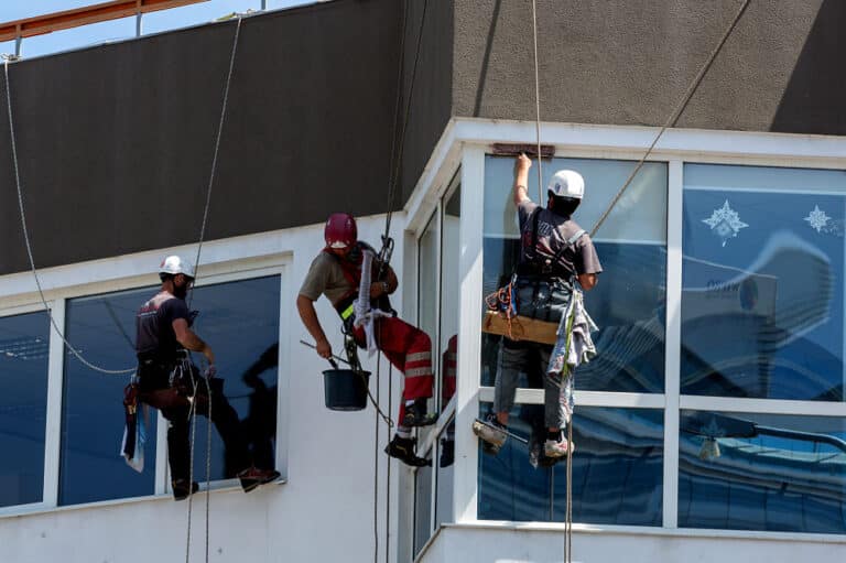 Fensterputzer sind wichtige Akteure im Rahmen der Gebäudereinigung.