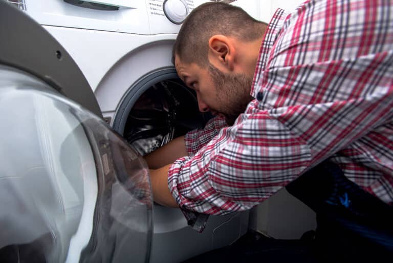 Nicht alle, aber doch einige Fehler kann man bei einer defekten Waschmaschine selbst reparieren.