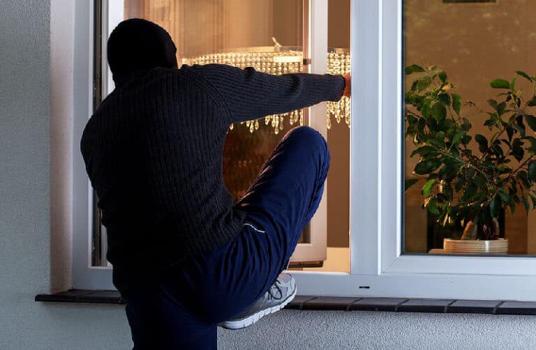 Wenn das Glas nicht einbruchssicher ist, oder man die Rahmen zu leicht aufhebeln kann, haben Einbrecher leichtes Spiel, über ein Fenster ins Gebäude zu kommen.