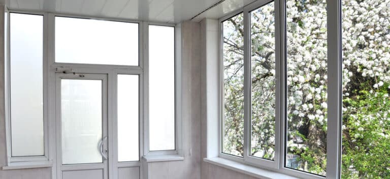 PVC-Fenster und PVC-Türen eignen sich sowohl für den Neubau als auf für den Austausch von alten Fenstern und Türen.