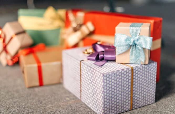Mit schönen Schachteln lassen sich mittelgroße Geschenke ansprechend & oft auch nachhaltig verpacken.
