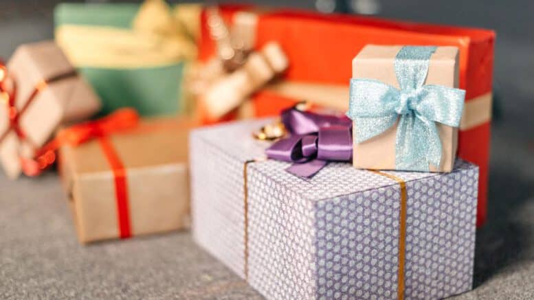 Mit schönen Schachteln lassen sich mittelgroße Geschenke ansprechend & oft auch nachhaltig verpacken.