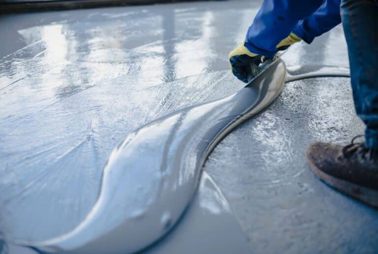 Epoxidharz lässt sich nicht nur in Grau, sondern auch in anderen Farben auf dem Fußboden aufbringen.