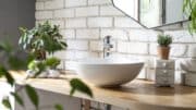 Unkonventionelle Rohstoffe wie Naturstein, Beton oder recyceltes Holz verleihen Ihrem Badezimmer nicht nur eine besondere Optik, sondern auch eine einzigartige Haptik.