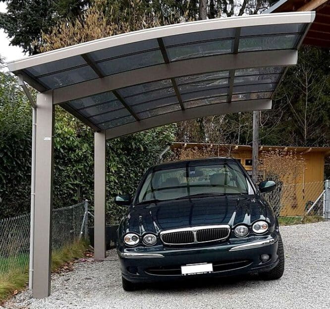 Carport für einen PKW, bestehend aus zwei Pfosten und einem leicht gewölbtem Dach