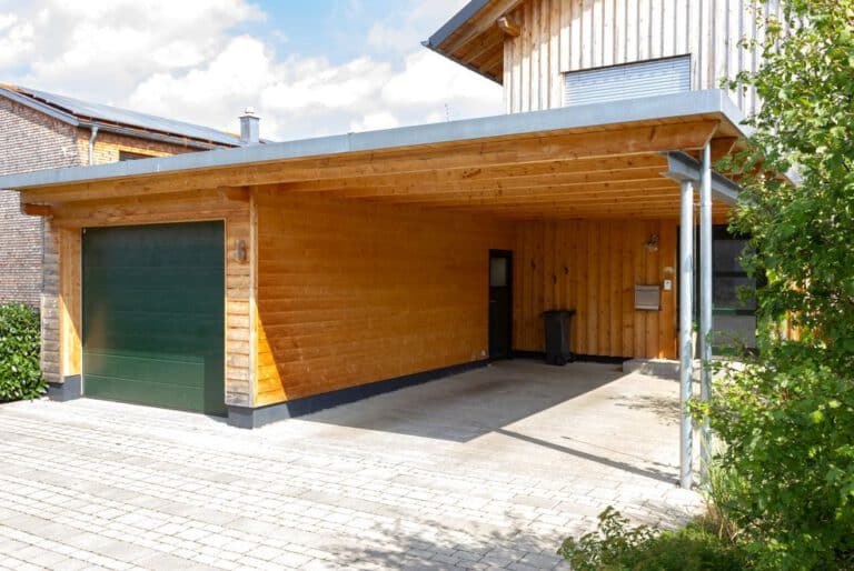 Ein Carport aus Holz muss in der Regel genehmigt werden.