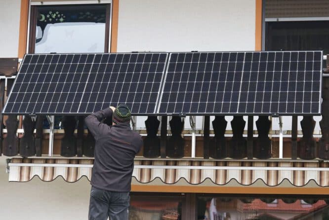 Mini-Solaranlagen sind leicht zu installieren und können einen Teil des Haushaltsstroms erzeugen. 