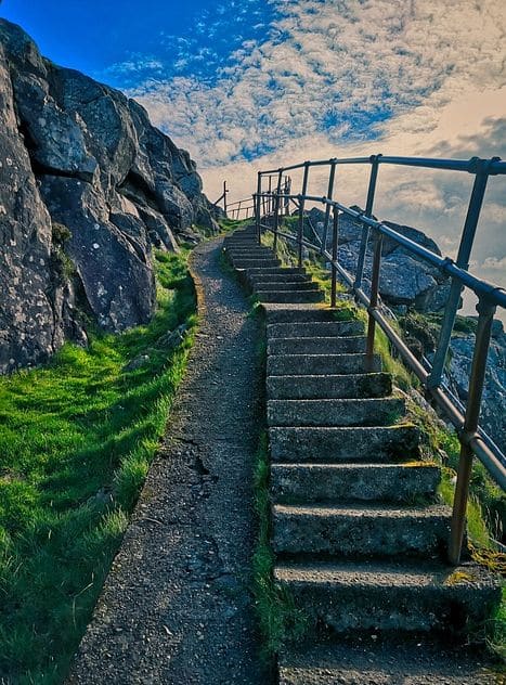 Treppen und Gehwege an Abhängen brauchen, wenn nicht eine schützende Mauer, so unbedingt ein äußerst stabiles Geländer.