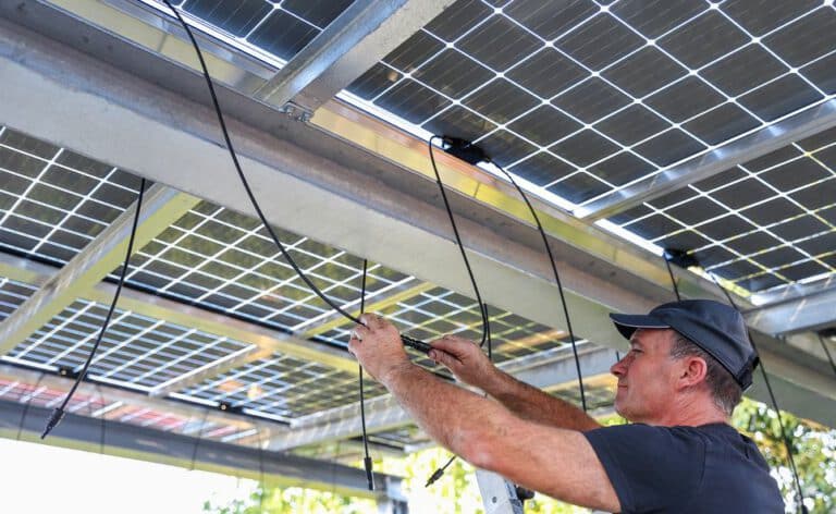 Die Montage von Solaranlagen ist ein aufwendiges Unterfangen, das nicht nur technisches Wissen, sondern auch sorgfältige Planung erfordert.