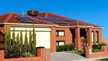 Um die Leistungsfähigkeit deiner Solaranlage zu erhalten, ist auch eine regelmäßige Reinigung der Solarmodule wichtig.