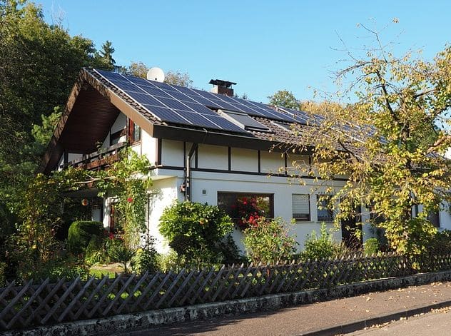 Um die Leistung einer Photovoltaikanlage im Blick zu behalten, empfiehlt es sich, ein Überwachungssystem zu installieren.