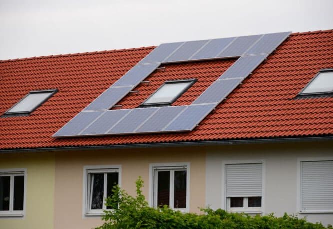 Stromerzeugung durch Photovoltaik spart in der Regel noch das Fenster aus. Aber so wird es nicht bleiben.